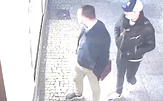 Kradzież zegarka wartego 24 tys. zł. Policja szuka dwóch mężczyzn